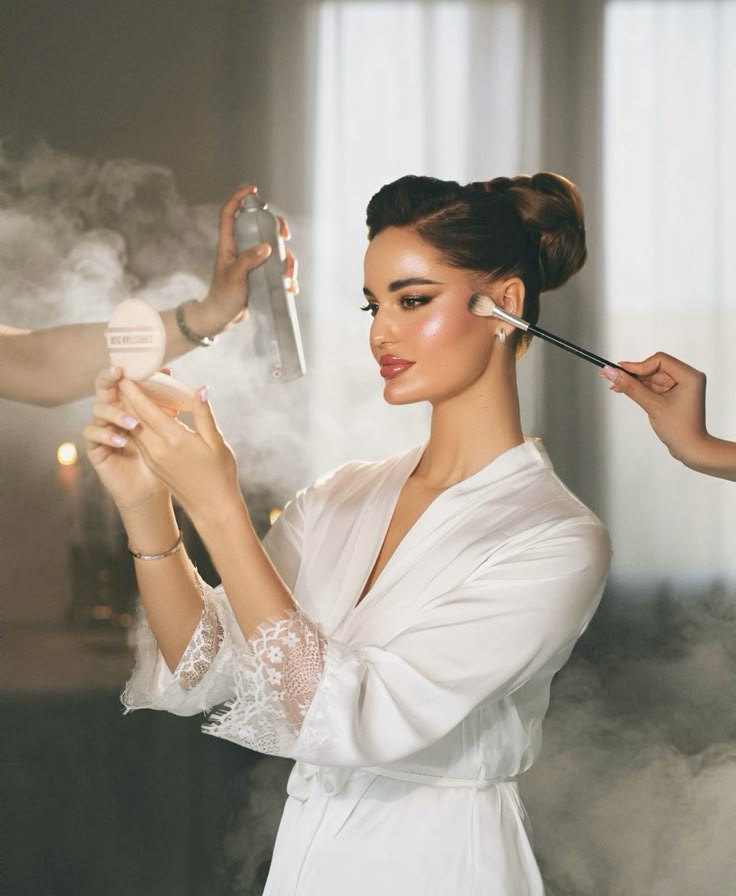 Mariée se faisant maquillée lors de sa préparation de mariage